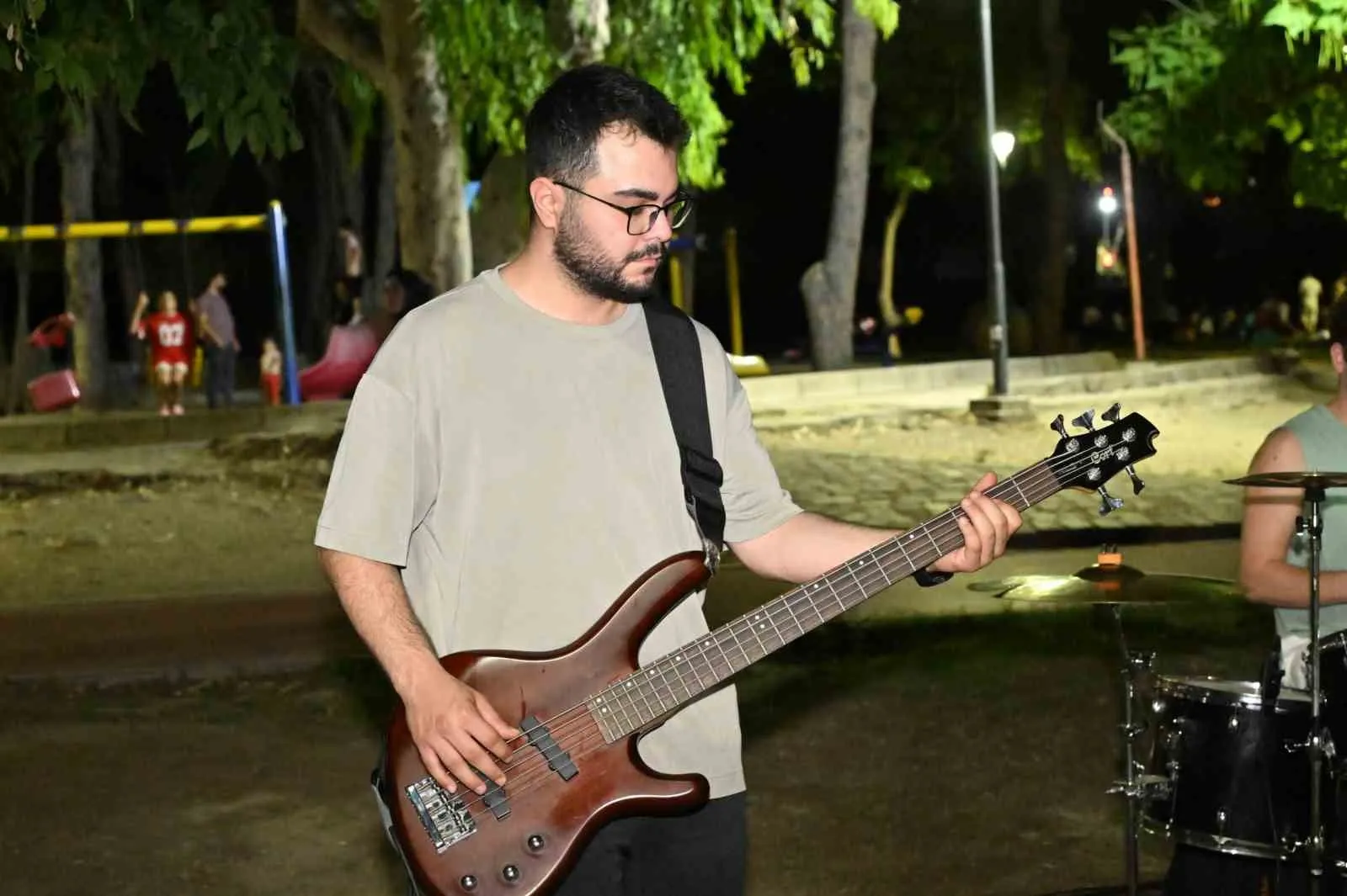 Manisa’nın parklarında akustik şölen: Müzikseverler açık havada buluştu