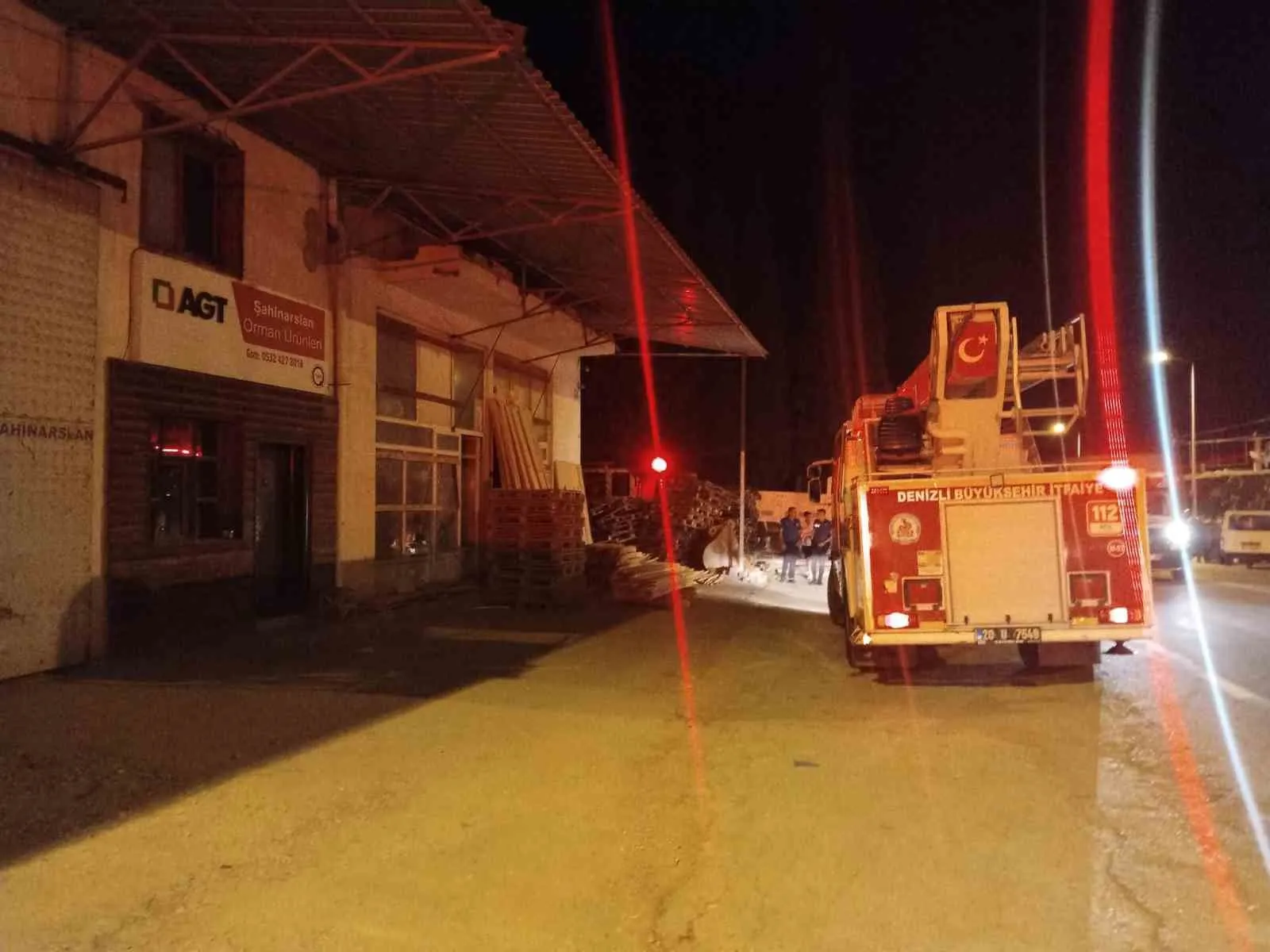 Denizli'de gece yarısı korkutan yangın: İtfaiye alevlerin önünü kesti
