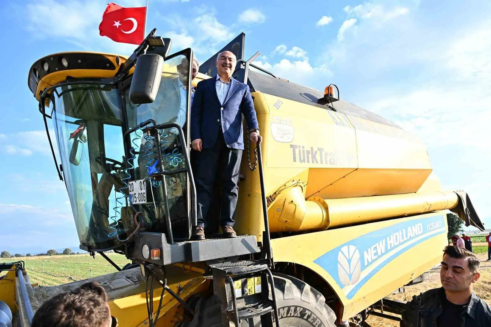 Denizli’de hasat mesaisi: Vali Köşger yerli tohumun bereketine ortak oldu
