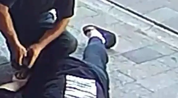 İnsanlık bu görüntülerle sınıfta kaldı: Bayılan gencin parasını böyle iç etti