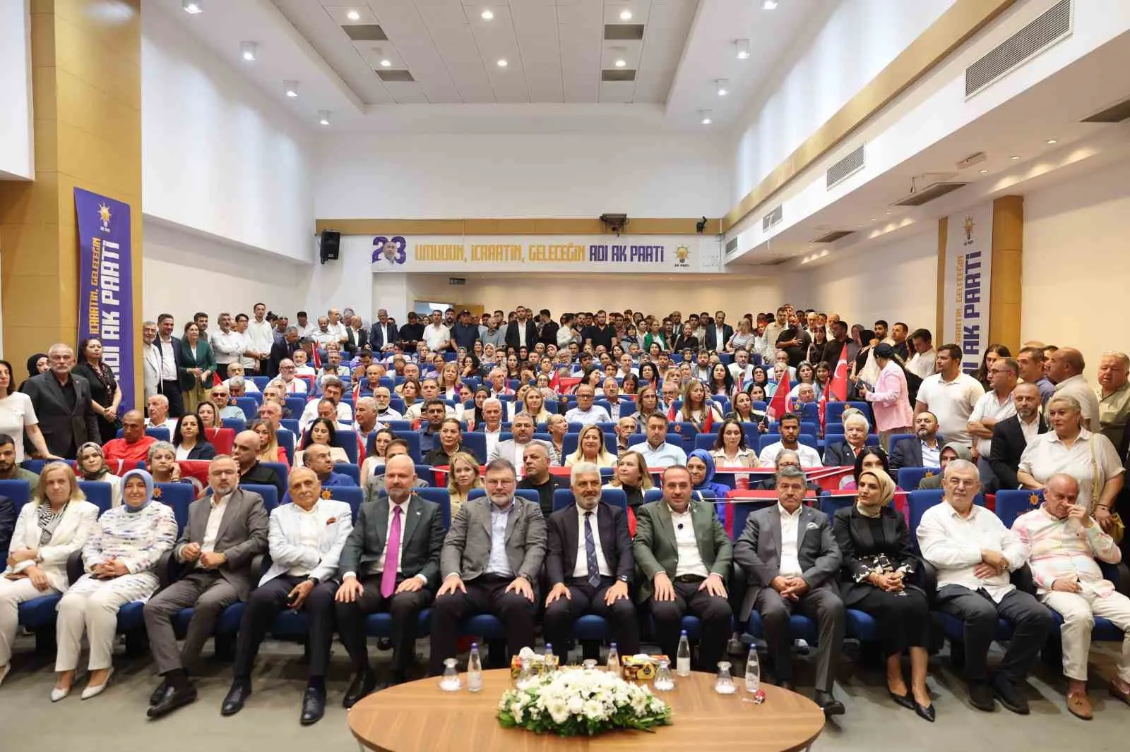 İzmir AK Parti’de yeni dönem: Gönül seferberliği ile sahaya iniliyor