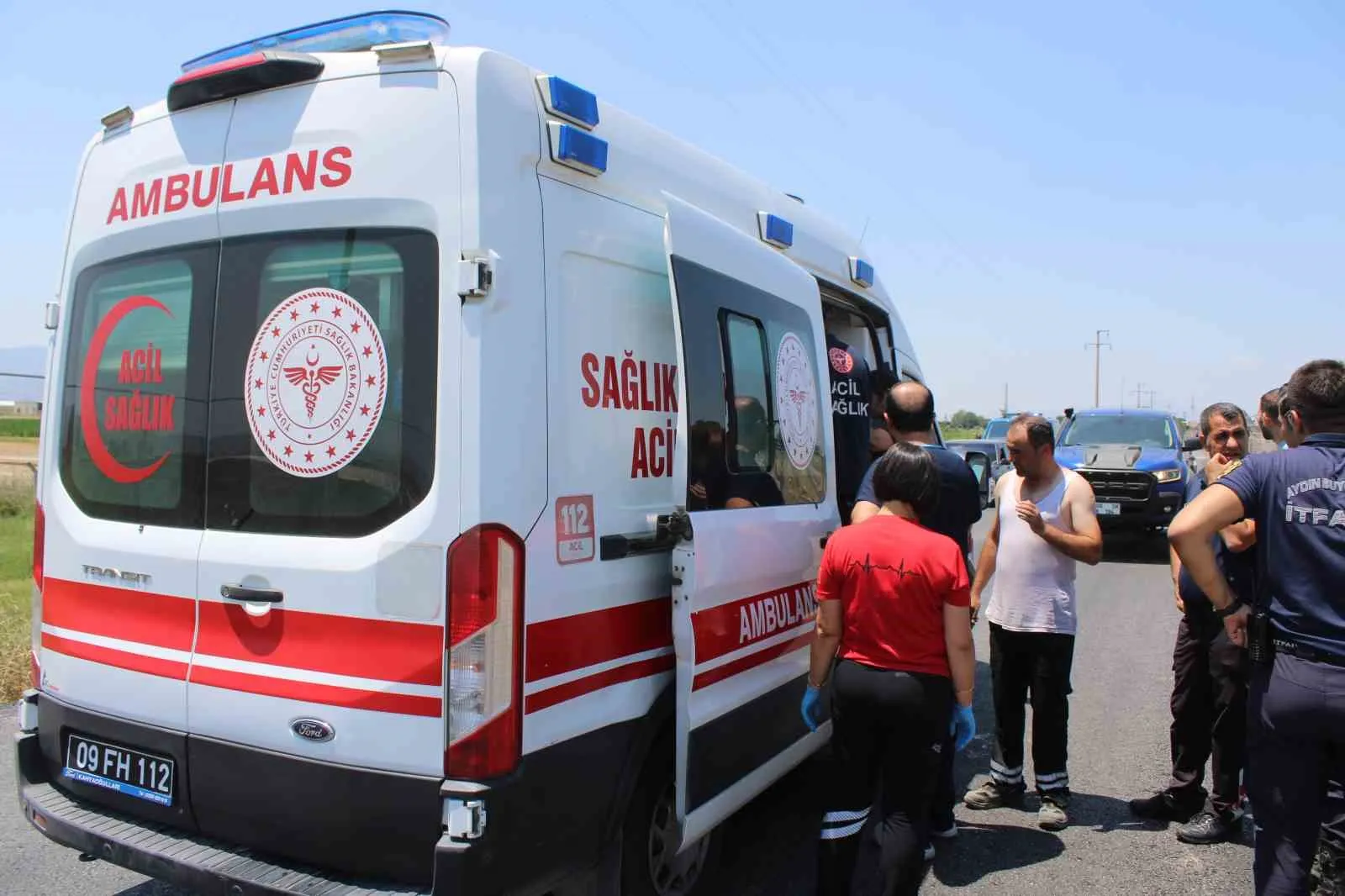 Efeler'de kahramanlık anı: Sulama kanalına uçan aracı belediye ekipleri kurtardı