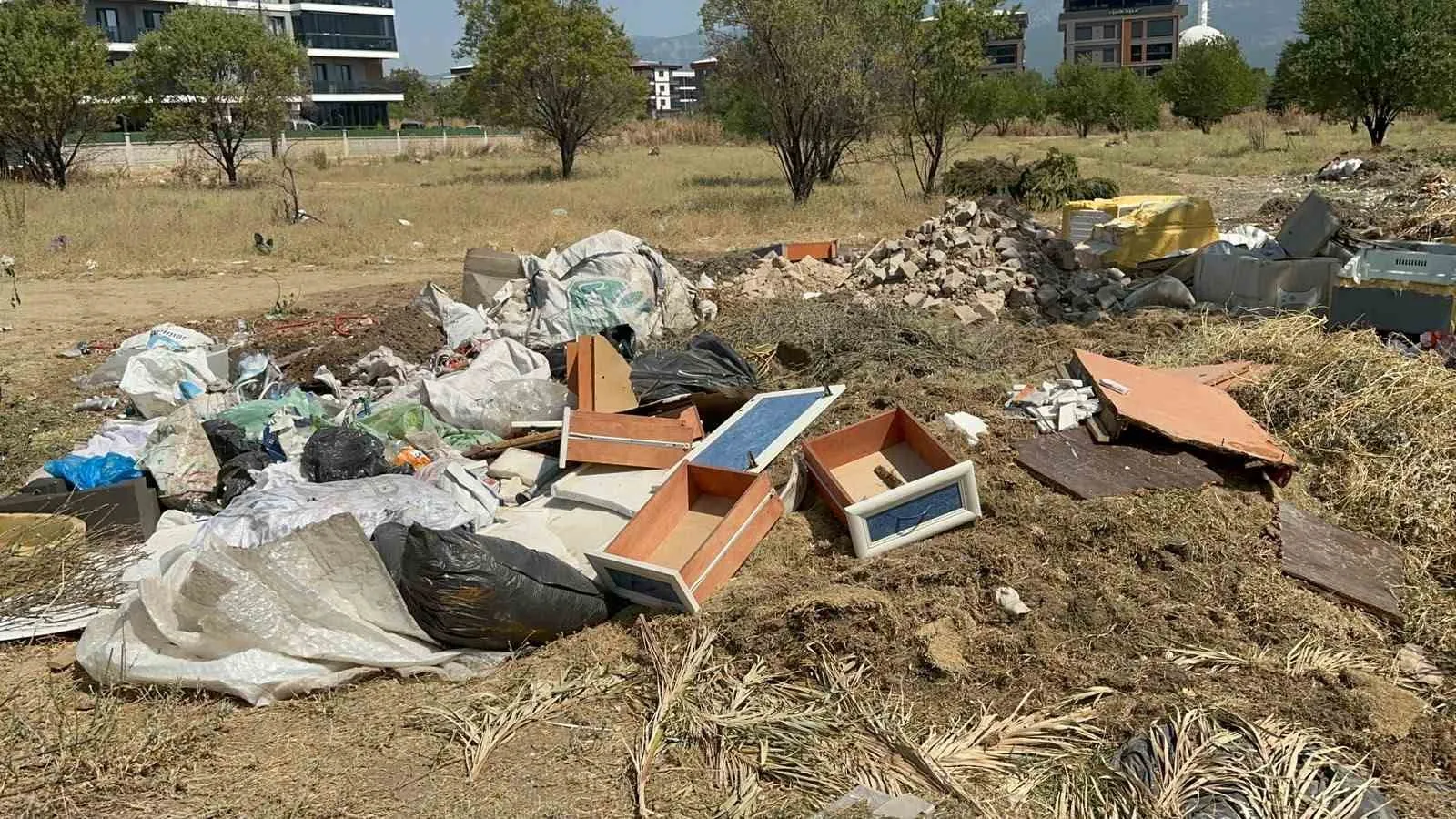 Kendi kapısının önünü görmezden geldiler: Belediye binasının arkası atık sahasına dönüştü