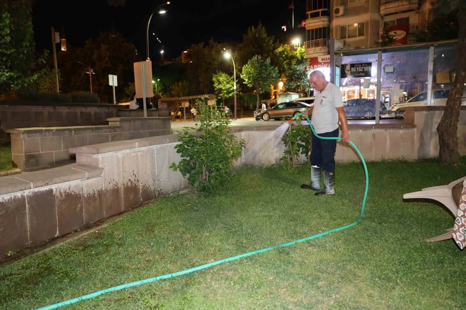Şehzadeler'de su tasarrufu için gece mesaisi başladı
