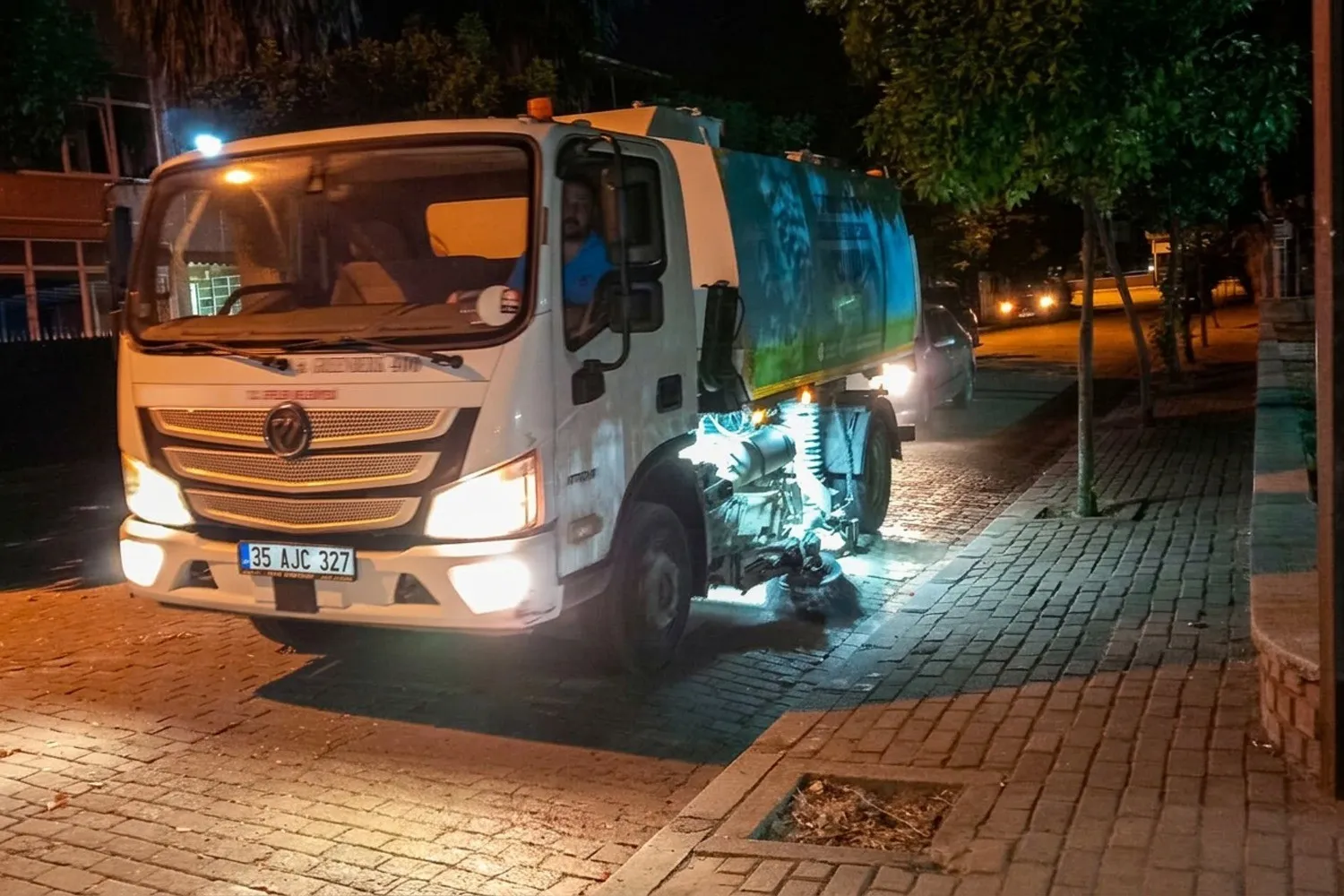 Efeler'de temizlik seferberliği: Gece mesaisiyle sokaklar pırıl pırıl