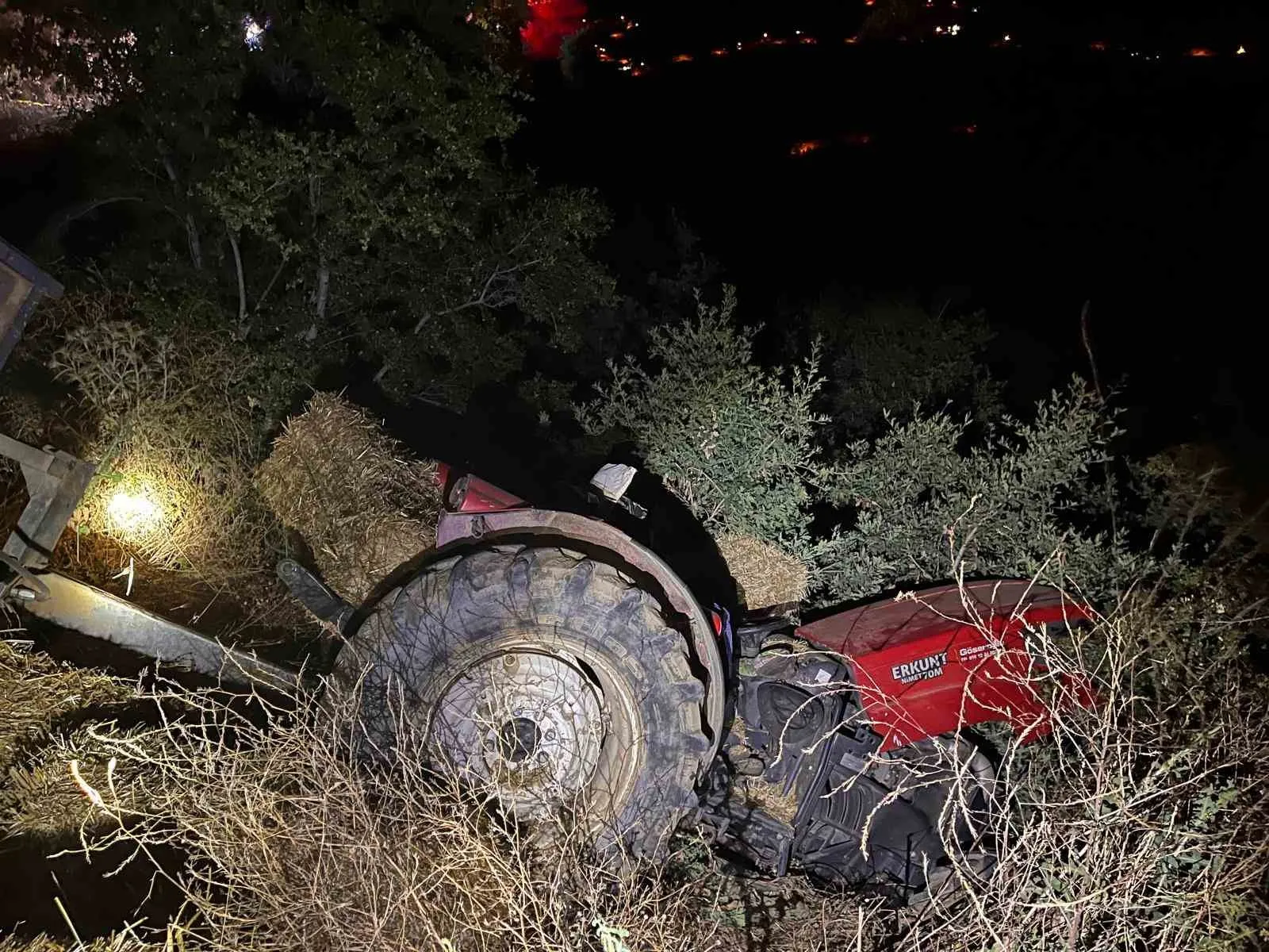 Kiraz'da saman yüklü traktör faciası: Direksiyon hakimiyetini kaybetti, hastaneye yetişemedi