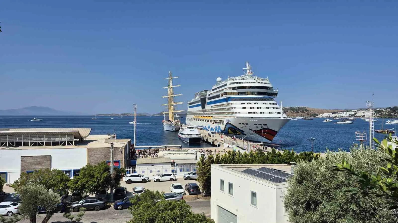 Bodrum limanlarında kruvaziyer bereketi: Bir günde 3 gemiyle binlerce ziyaretçi geldi
