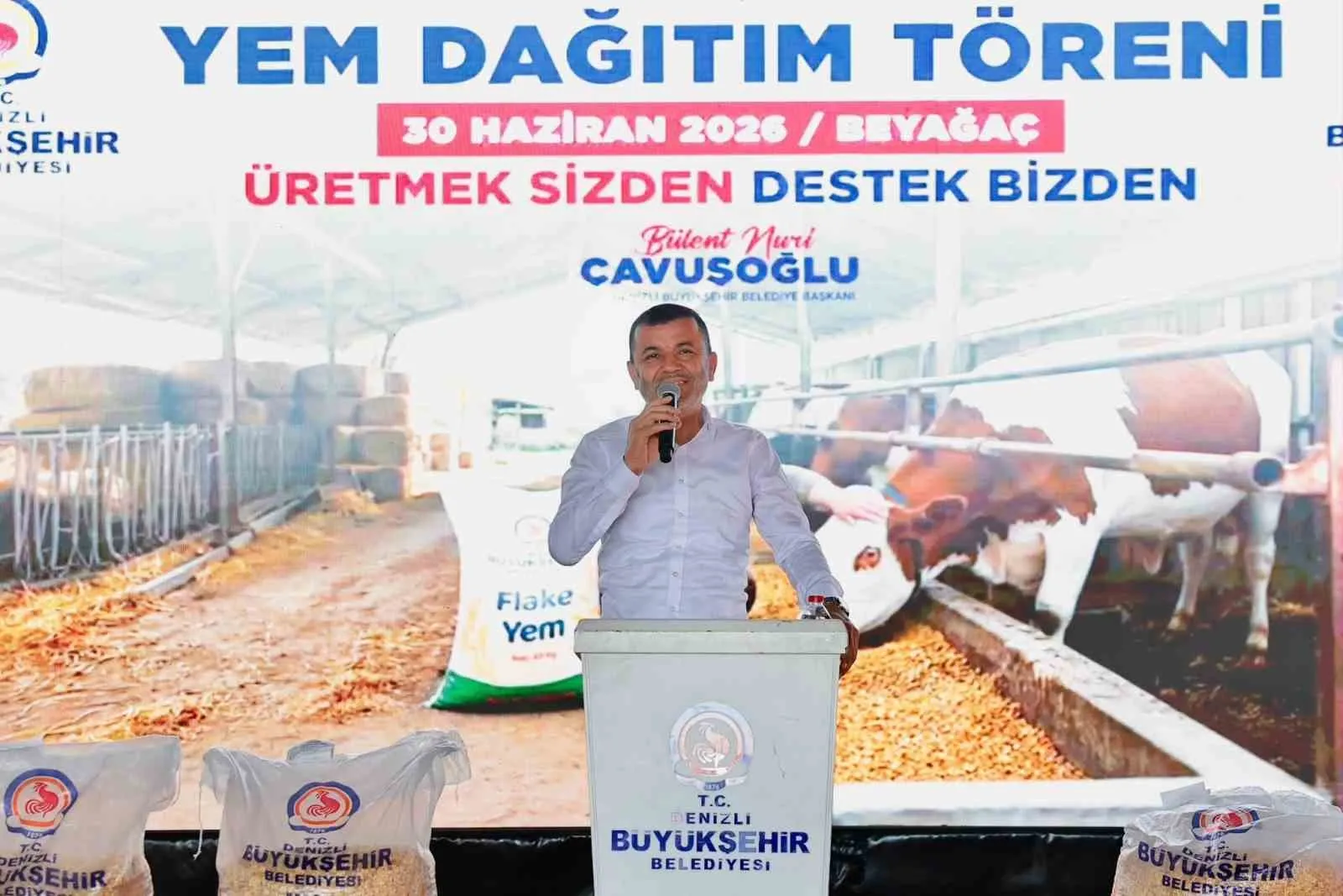 Beyağaçlı besicinin yüzü güldü: Binlerce çuval yem desteği dağıtıldı