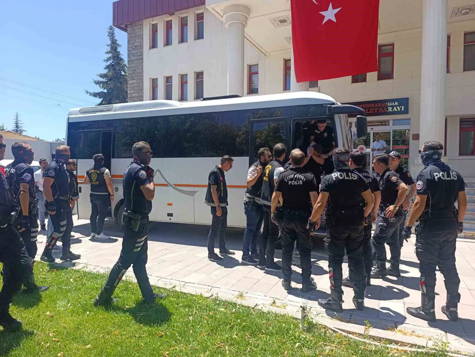 Minibüs durağında kanlı hesaplaşma: 18 şüpheli adliyeye sevk edildi
