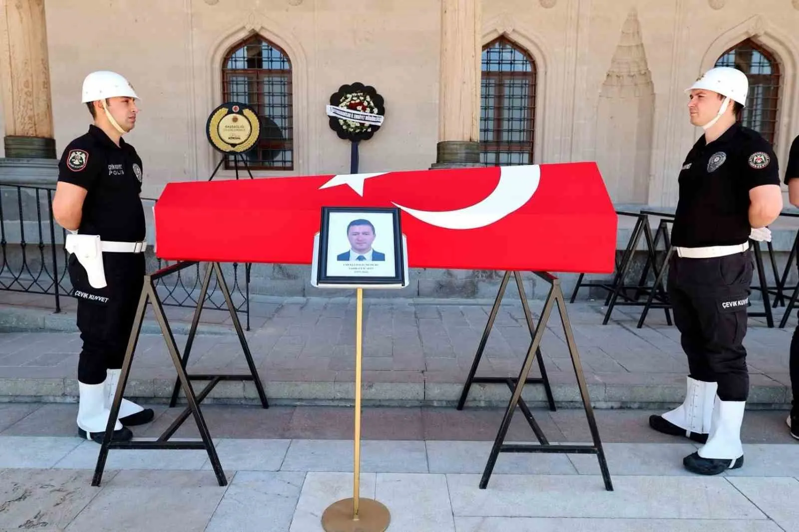 Objektifinden dökülen huzun: Sanatçı ruhlu polis memuru son yolculuğuna uğurlandı