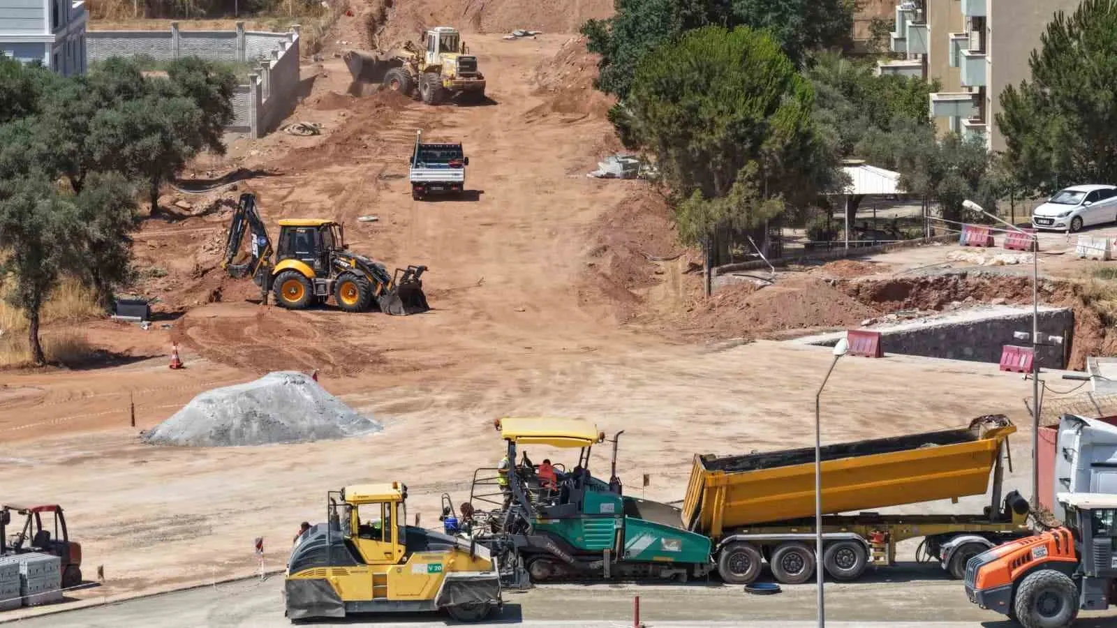 Efeler'in ana arterlerinde hummalı çalışma: Modern yollar hızla yükseliyor