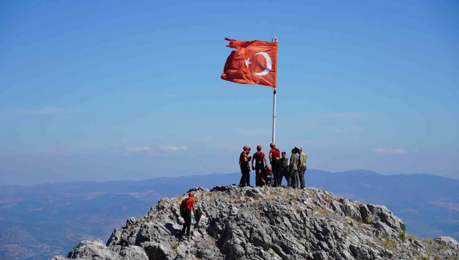 Spil Dağı’nın zirvesinde anlamlı buluşma: Gaziler bayrağı göklere taşıdı