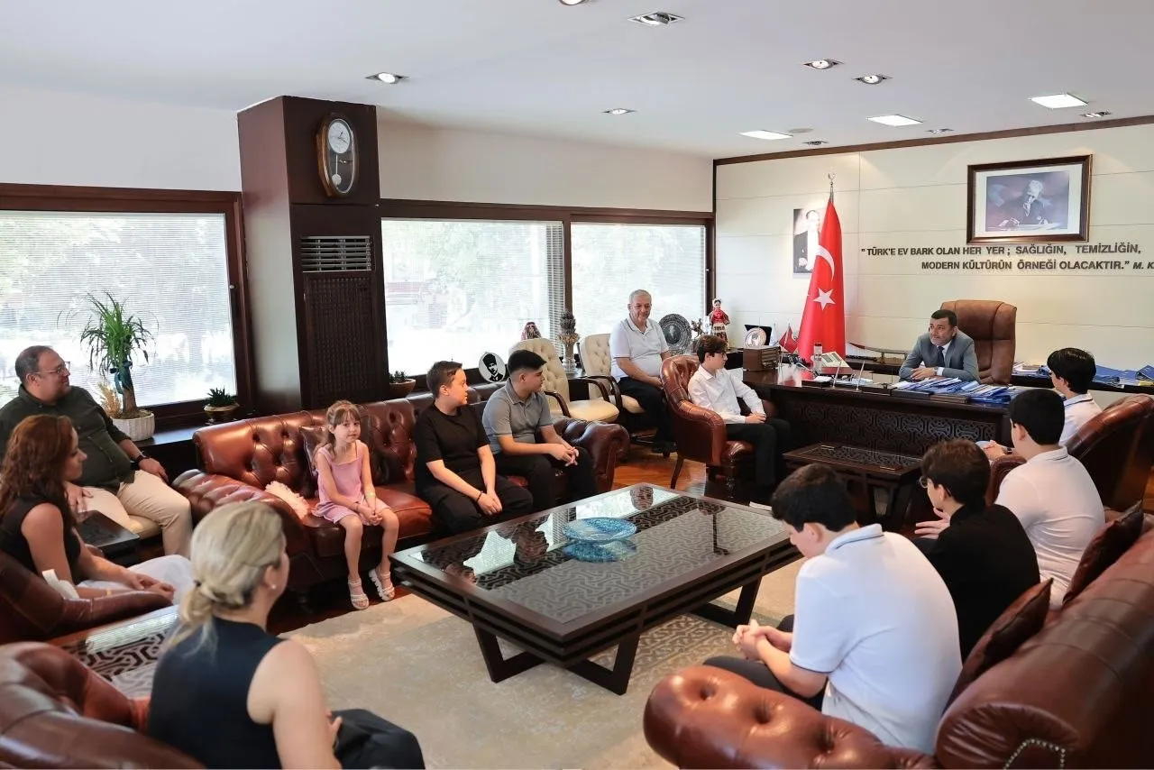 Denizli’nin altın çocukları başkanlık koltuğunda: Şampiyonlara anlamlı kutlama