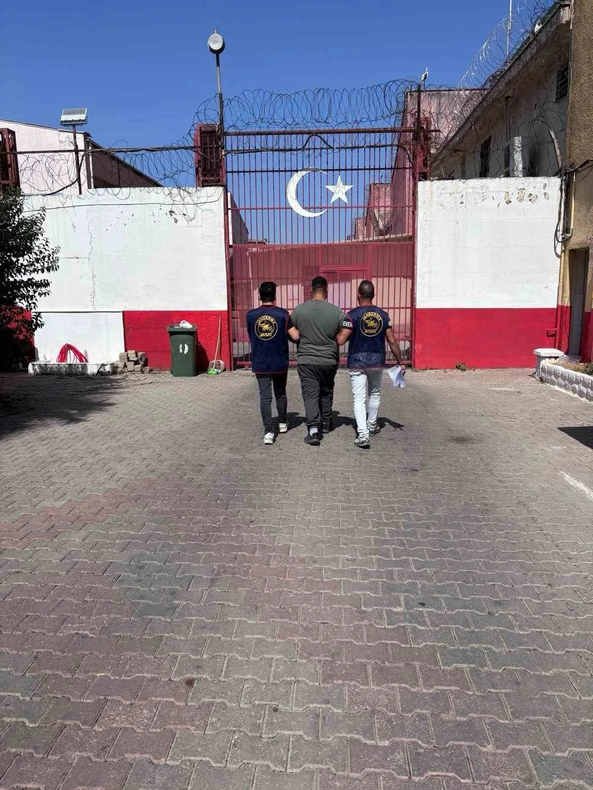 Aydın'da adalet yerini buldu: Yıllardır aranan hükümlüler kıskıvrak yakalandı