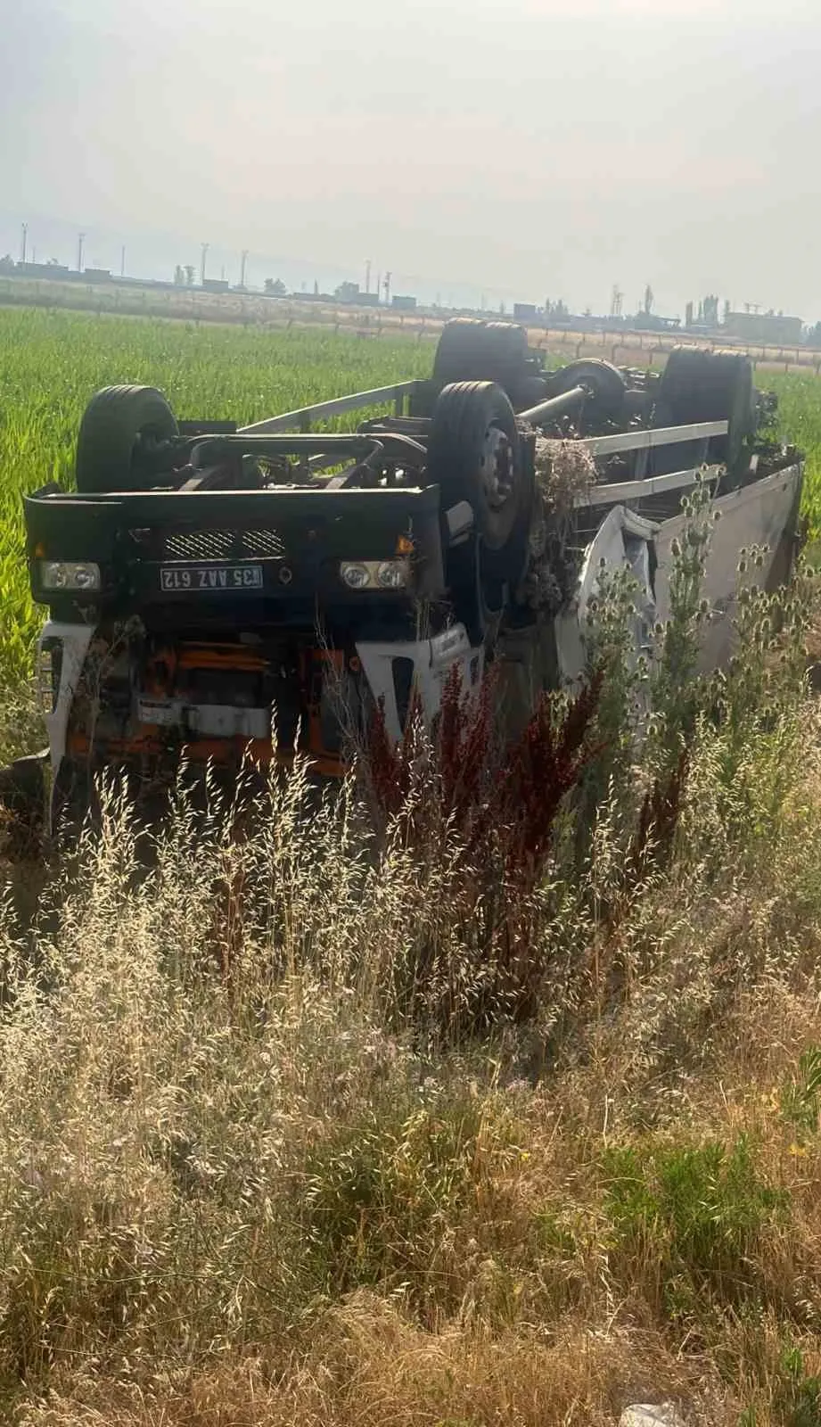 Afyonkarahisar'da AFAD tırı devrildi: İki kişi hastanelik oldu