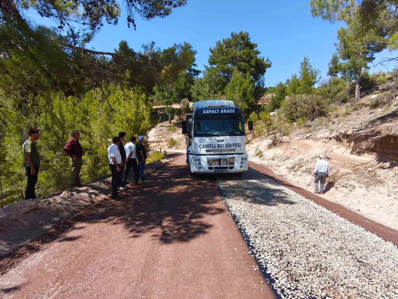 Çameli’nde yollar yenileniyor: Sezonun ilk asfaltı Kolak Mahallesi’ne döküldü