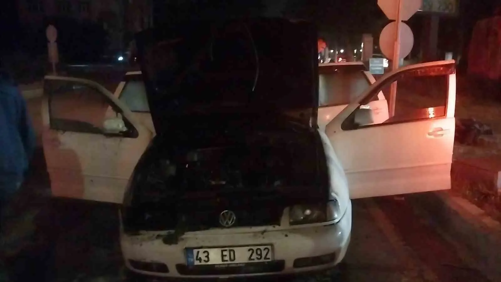 Kütahya’da seyir halindeki araç bir anda alev topuna döndü