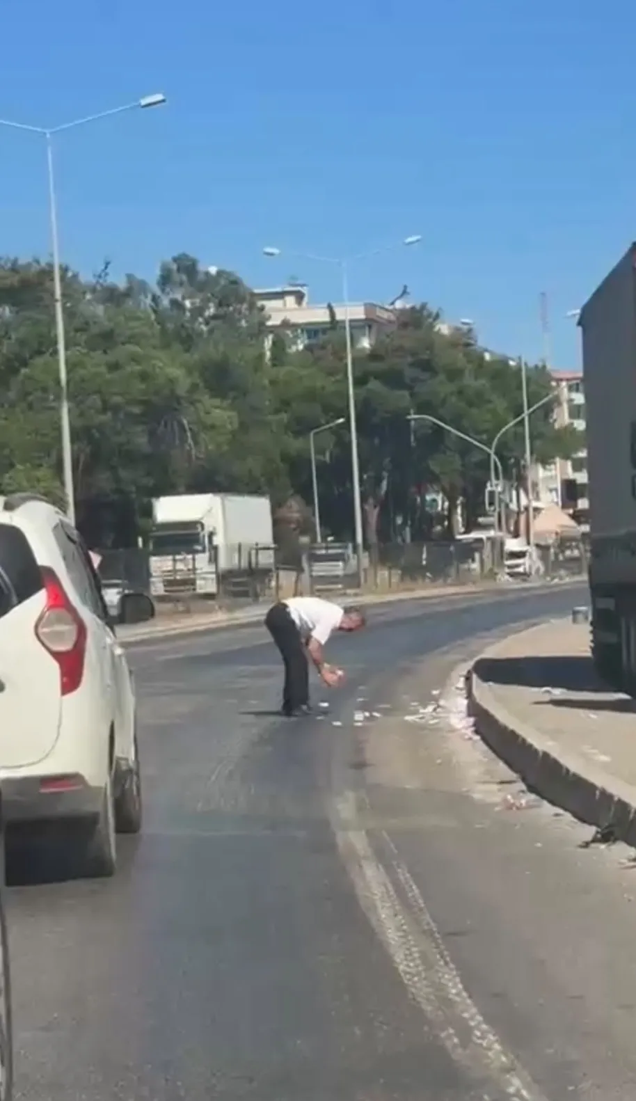 İzmir'de rüzgarın azizliği: Yolun ortasına saçılan nakit para trafiği birbirine kattı