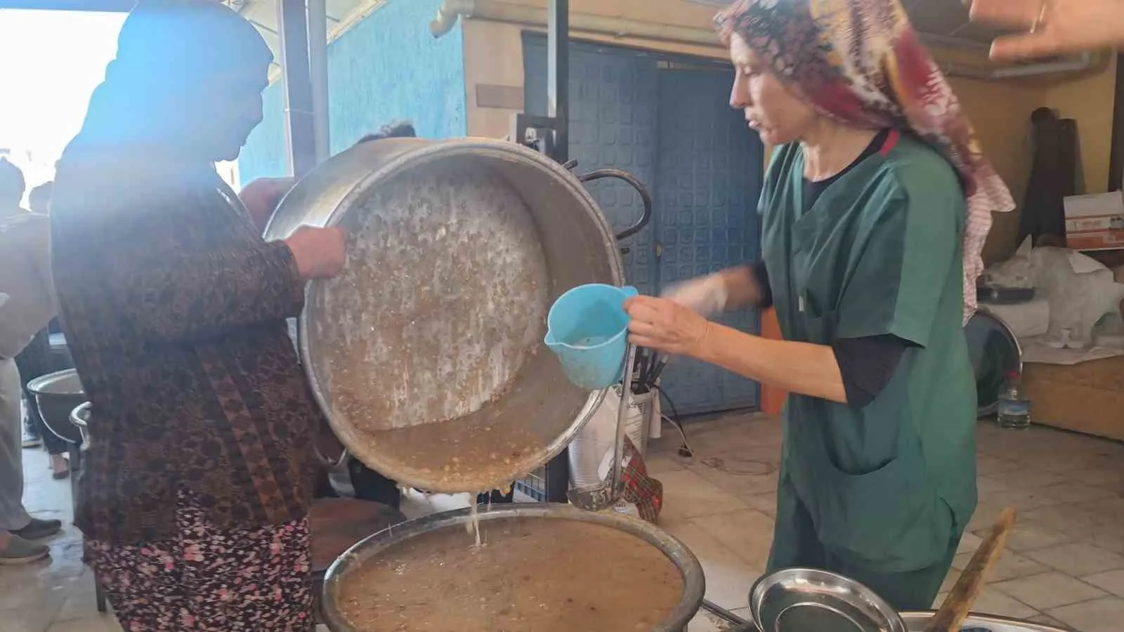 Sarıgöl'ün kadim mirası: 200 yıllık aşure geleneği mahalleliyi birleştirdi