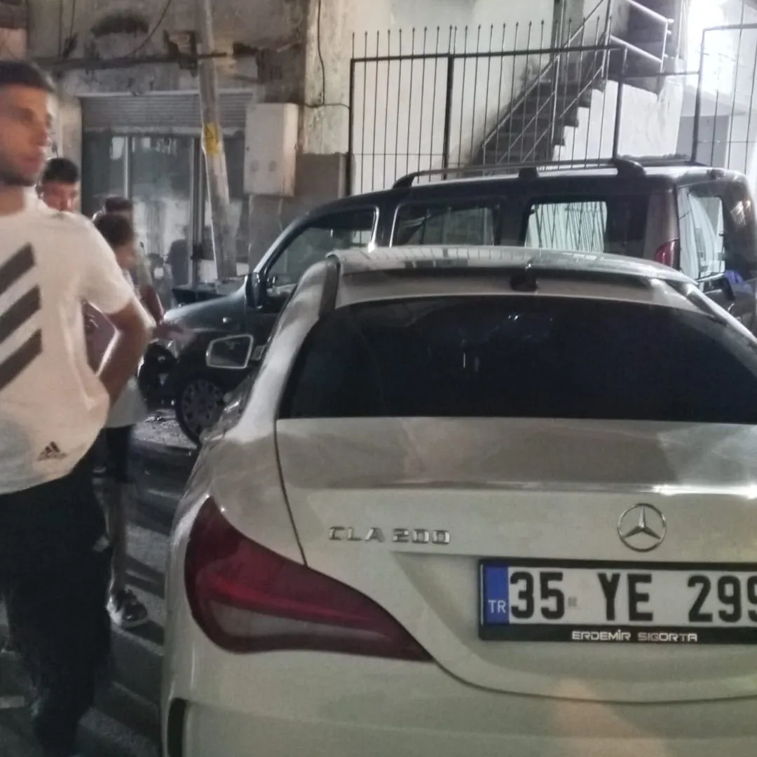 İzmir'de sokak ortasında vahşet: Direksiyon başındaki gence ölümcül saldırı