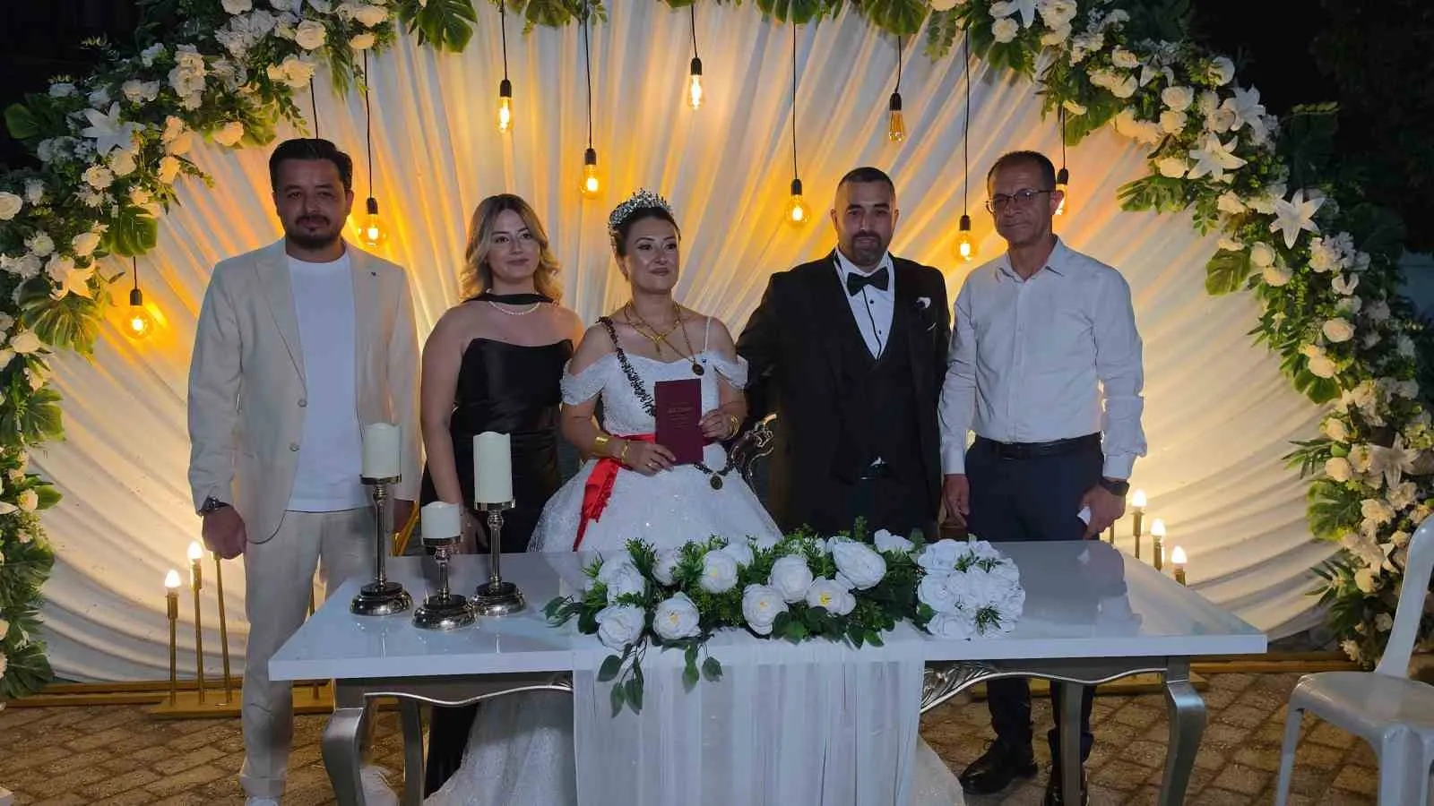 Başkanın nikah kıydığı o düğünde renkli anlar: Personeline mutluluk sözü verdirdi
