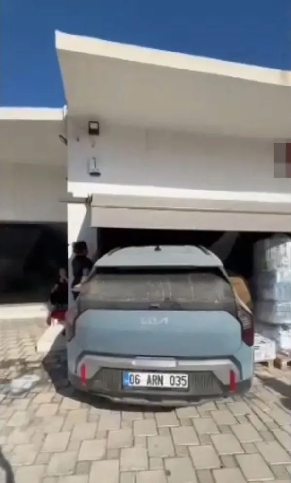 Milas'ta markete giren otomobil dehşet saçtı: Saniyelerle kurtuldular