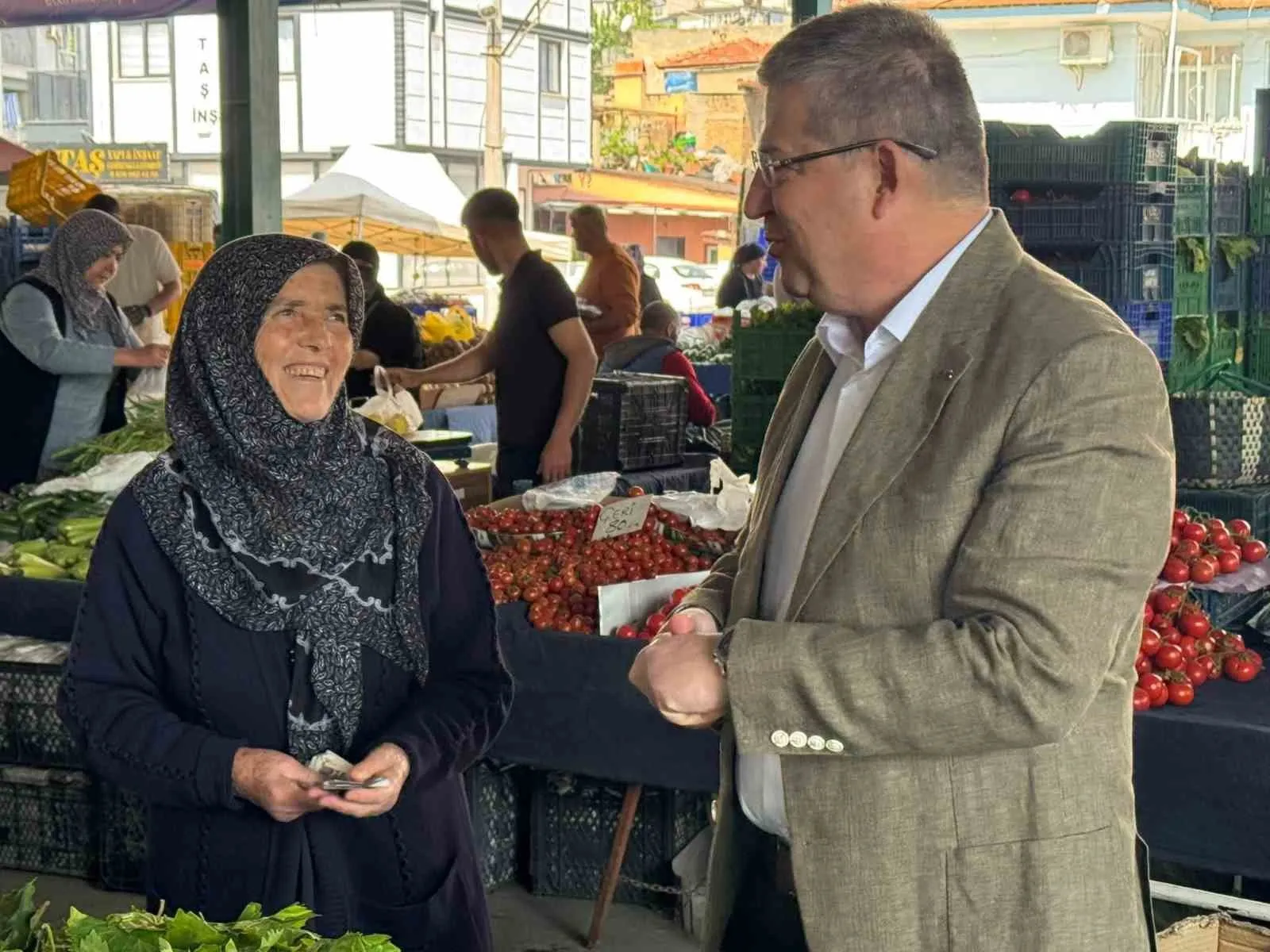 Denizli’de saha mesaisi: Subaşıoğlu pazar tezgahlarında nabız tutuyor