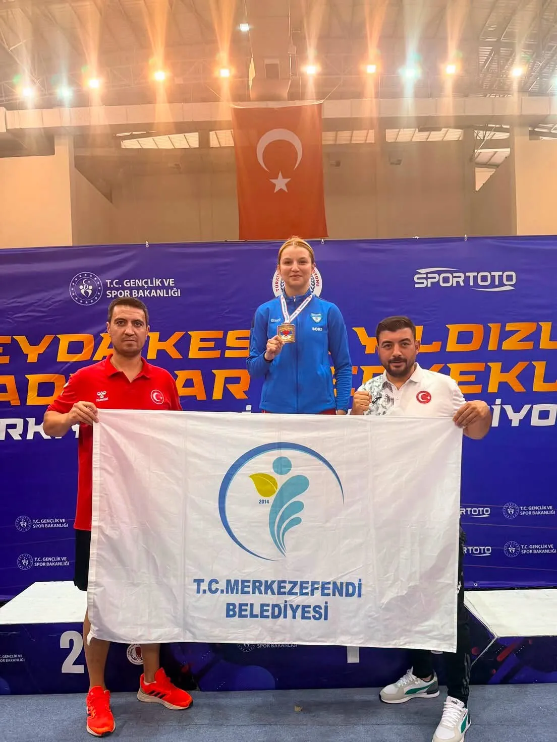 Ringde fırtına gibi esti: Merkezefendili boksörden altın madalya zaferi