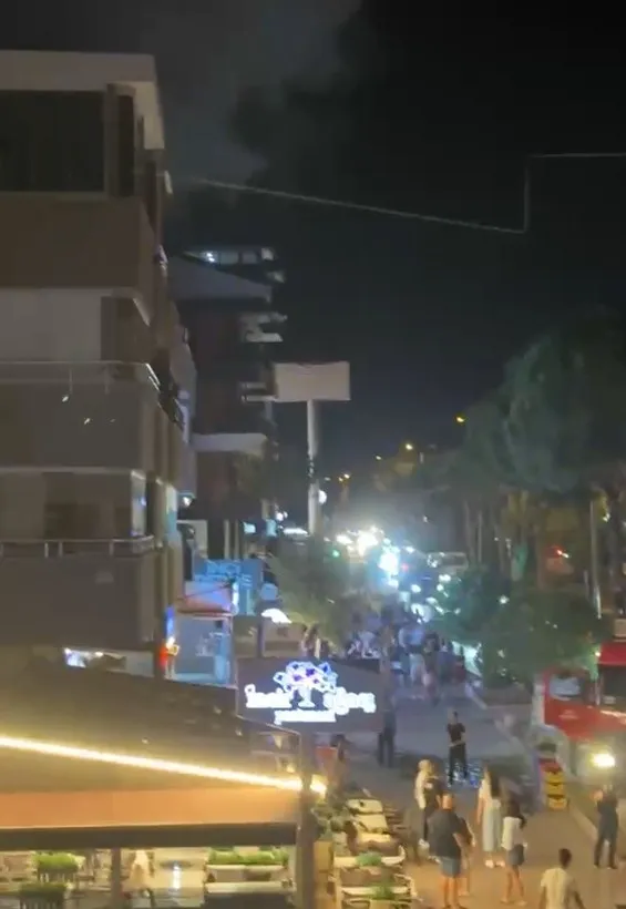 Didim’de gece yarısı paniği: Alevler apartmanı sarmadan söndürüldü
