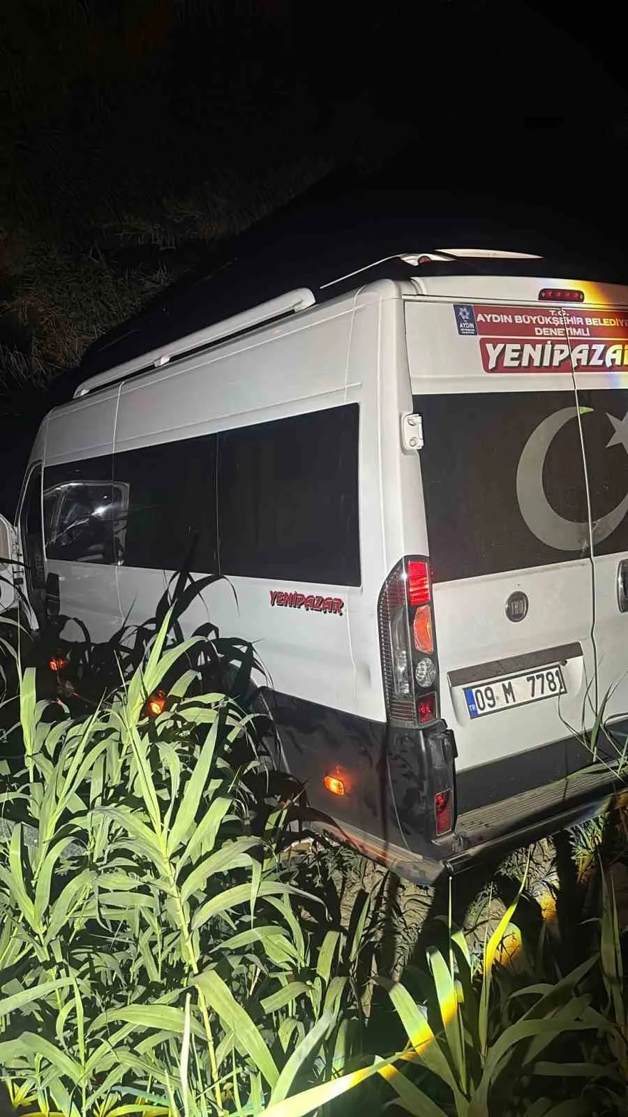 Yenipazar’da geceyi aydınlatan kaza: Minibüs dereye uçtu