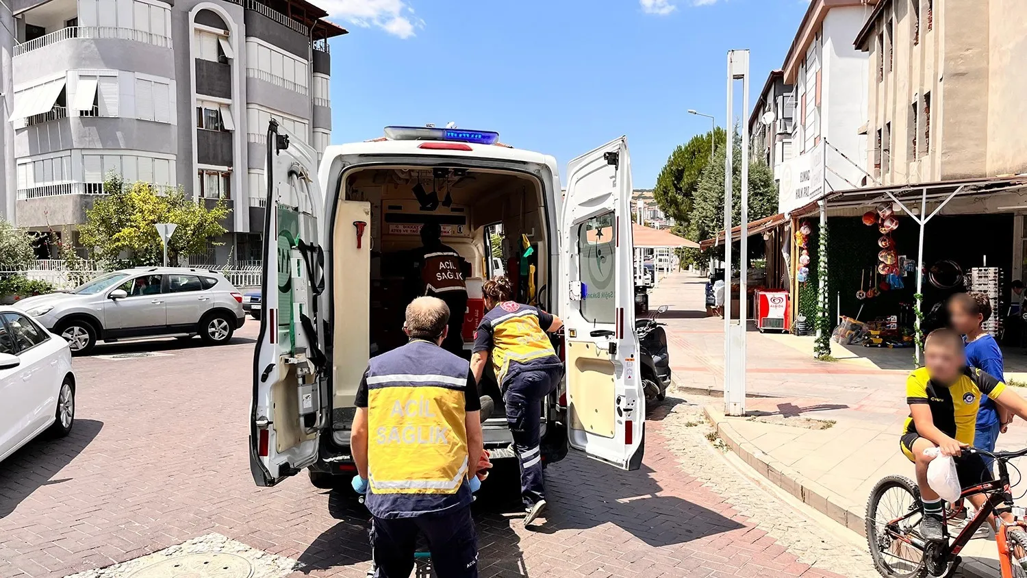Kula’da kavşak kazası: İki kişi yaralandı