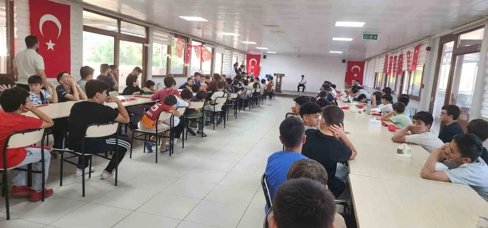 Menteşe’de gençlerden anlamlı yürüyüş: Hem şehitleri andılar hem Gazze’ye destek oldular