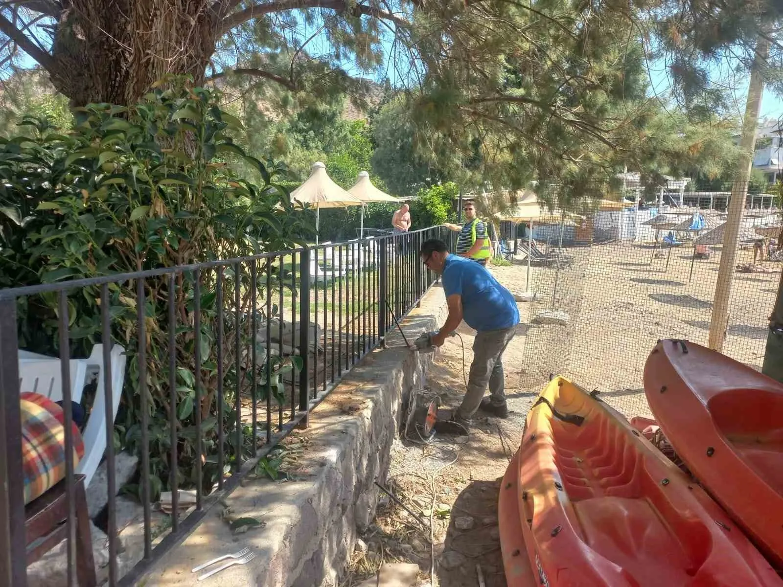 Bodrum'da kıyı şeridini işgal eden engeller tek tek kaldırılıyor