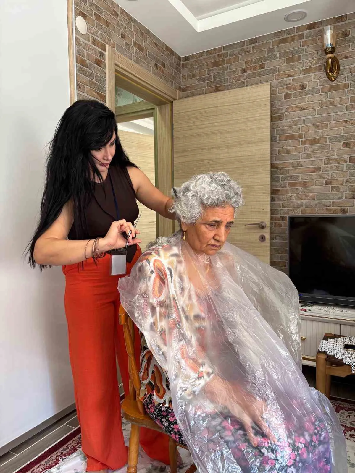 Söke'de şefkat eli evlere ulaştı: 72 aileye ücretsiz bakım desteği