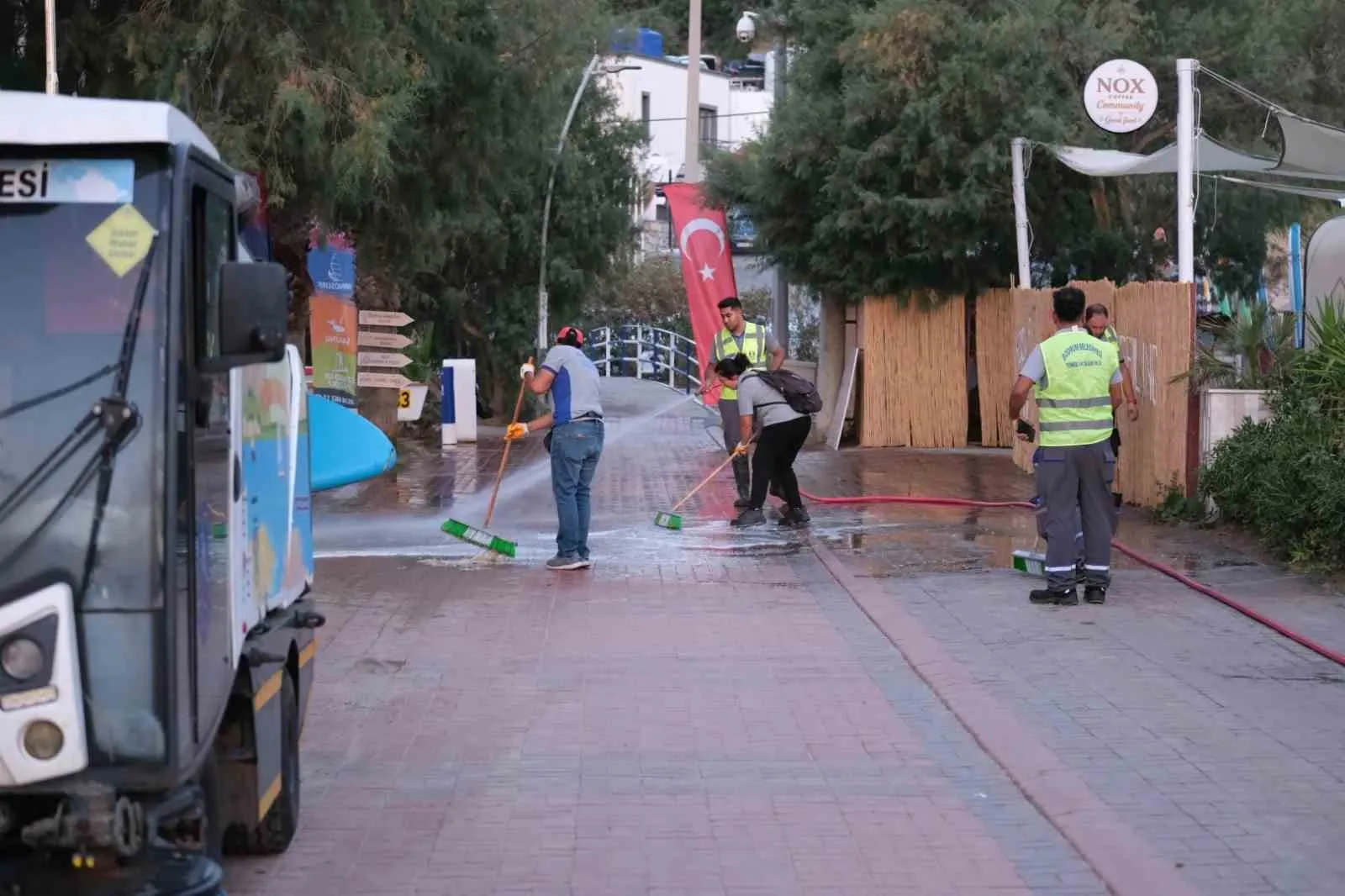Bitez’de temizlik seferberliği: Sahil hattı yaza hazırlandı