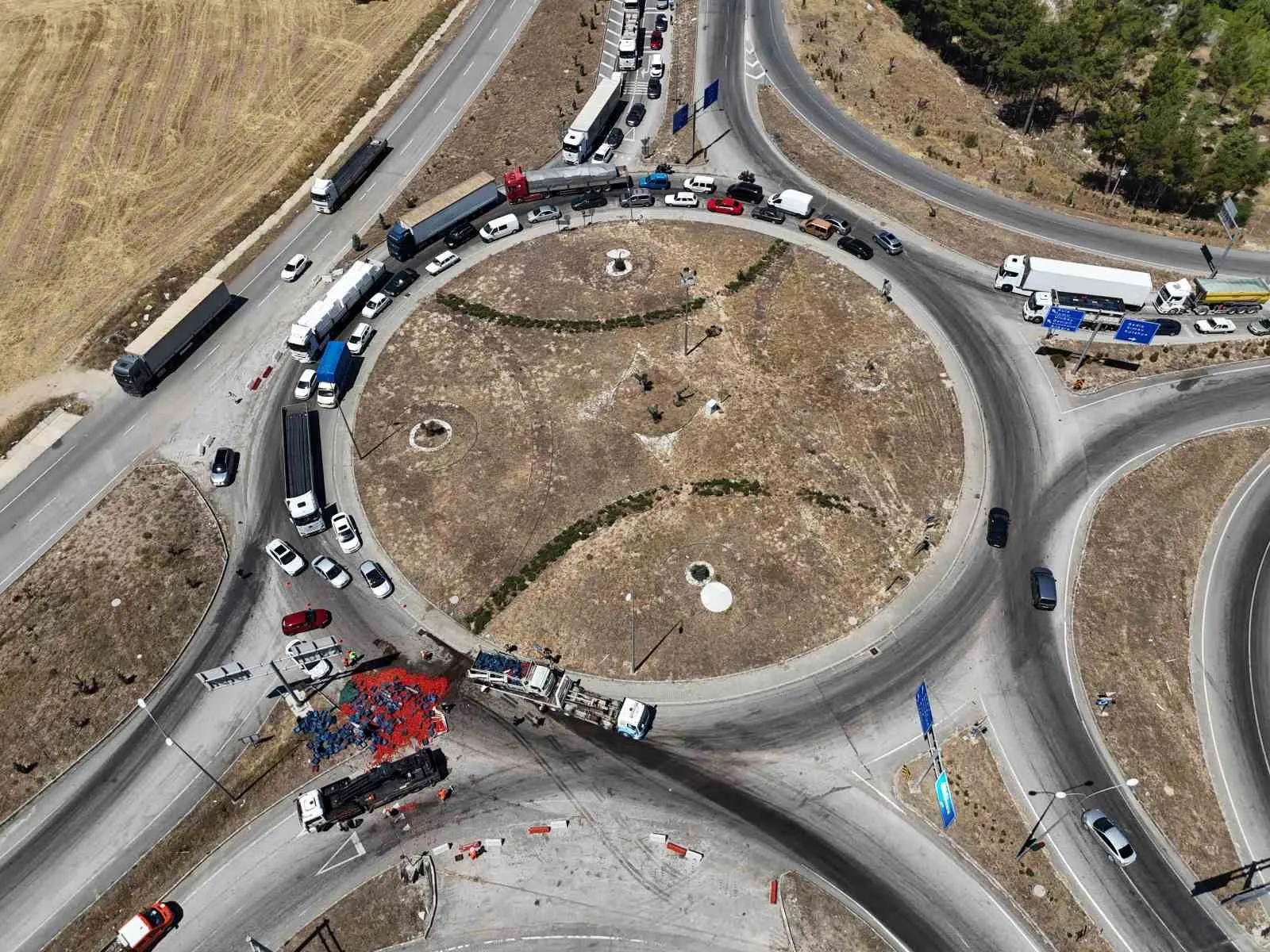 Uşak’ta şaşkına çeviren kaza: Çekicinin üzerindeki kamyon yola savruldu