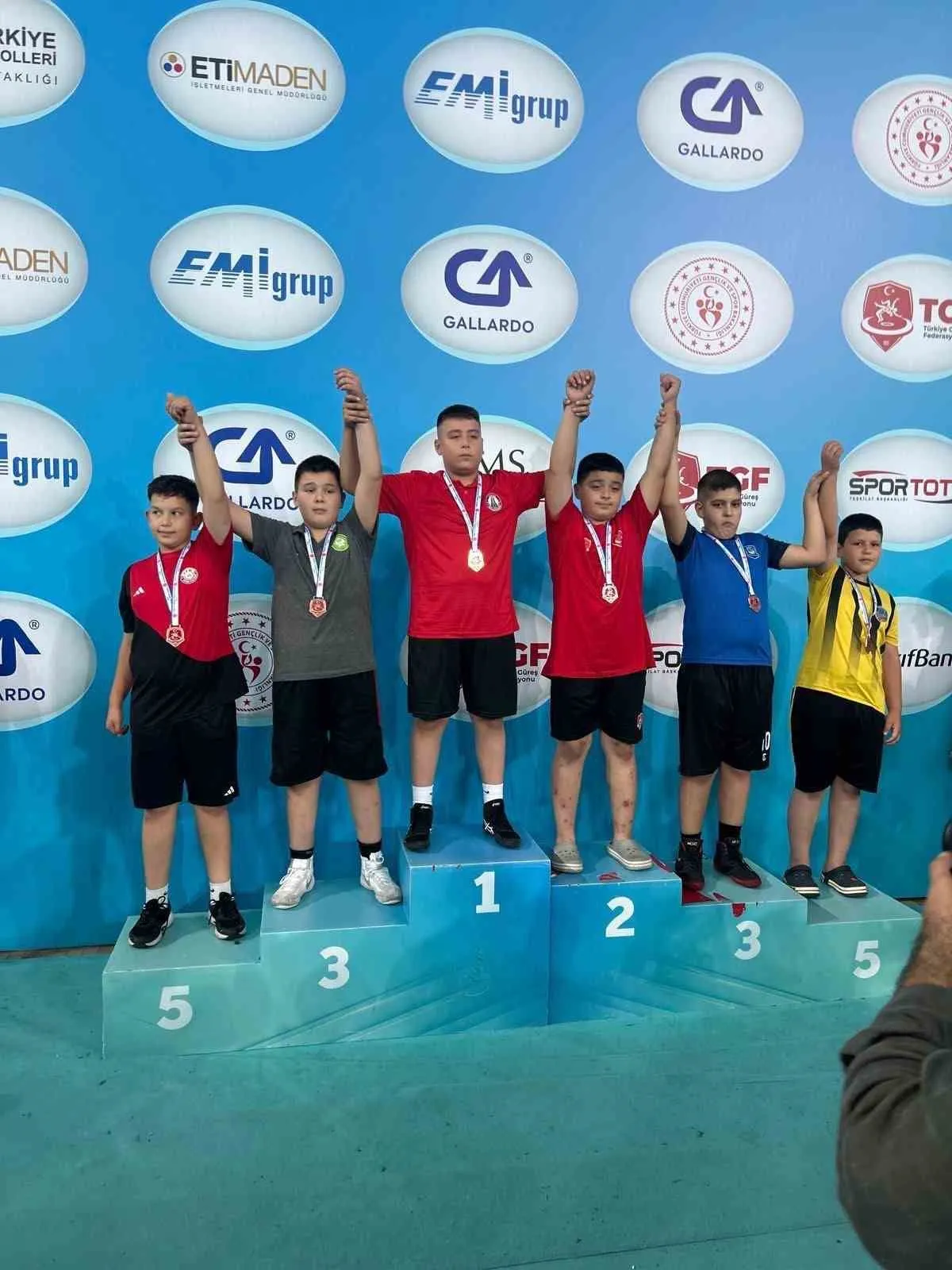 Manisa’nın genç yıldızları kürsüden inmedi: Hem güreşte hem judoda büyük başarı