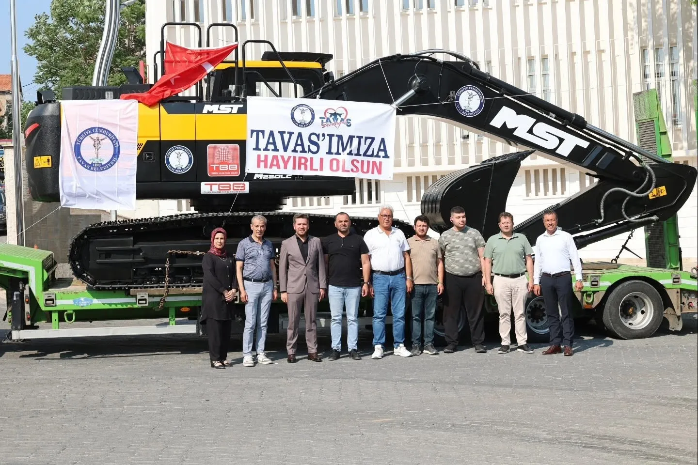 Tavas’ın saha operasyonlarında vites yükseldi: Belediye filosuna dev iş makinesi