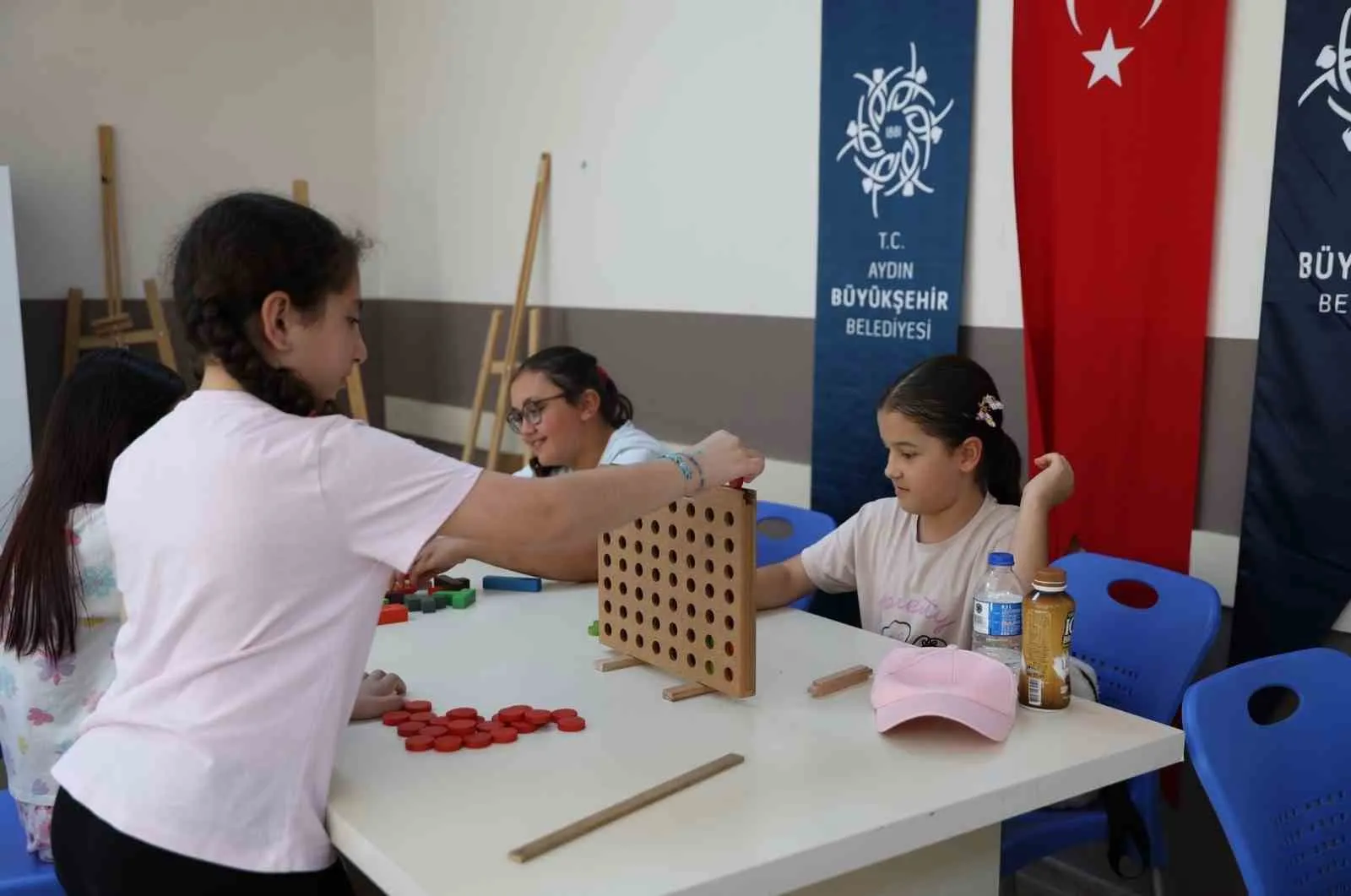 Aydınlı çocuklar yaz tatilinde zihinlerini keskinleştiriyor: Strateji oyunları sahnede