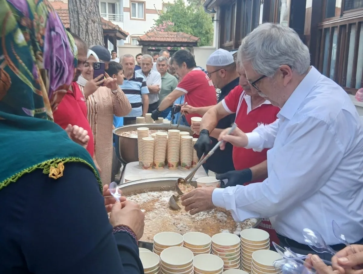 Manisa’da asırlık vefa: 663 yıllık gelenek aşure sofrasında buluştu