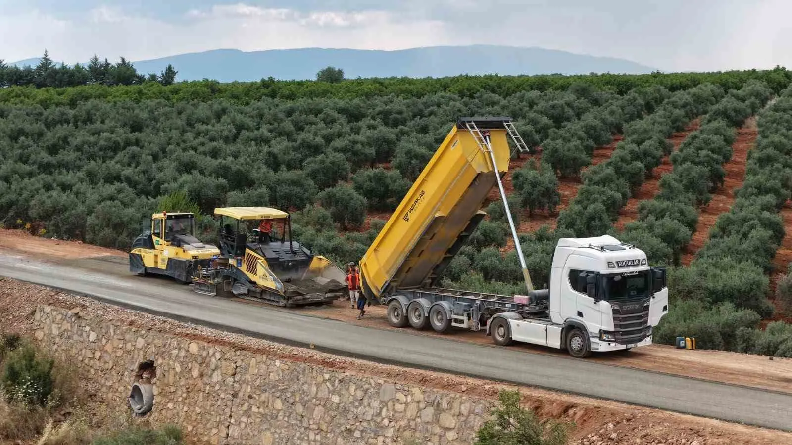 Karacasu'da ulaşım çilesi bitiyor: 9 mahallenin yolu yenileniyor