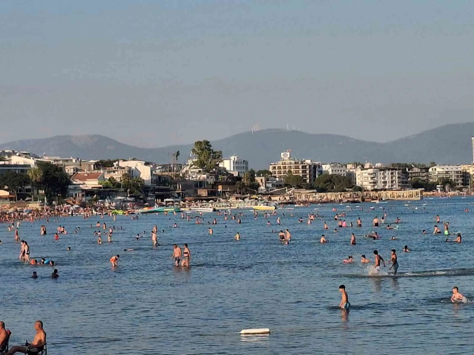 Didim'de güneşin tadını çıkarmak isteyenler sahillere akın etti: Adım atacak yer kalmadı