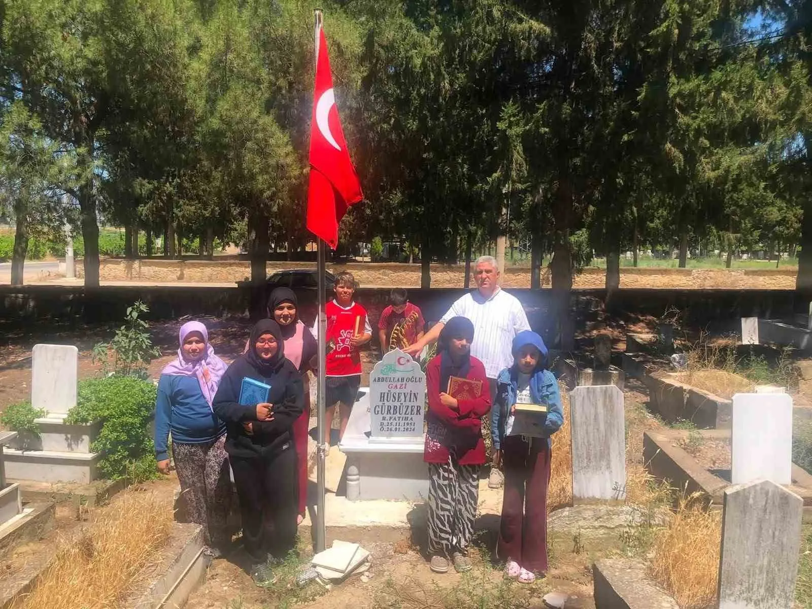 Sarıgöl’de vefa ziyareti: Minik eller dualarla şehitliğe koştu