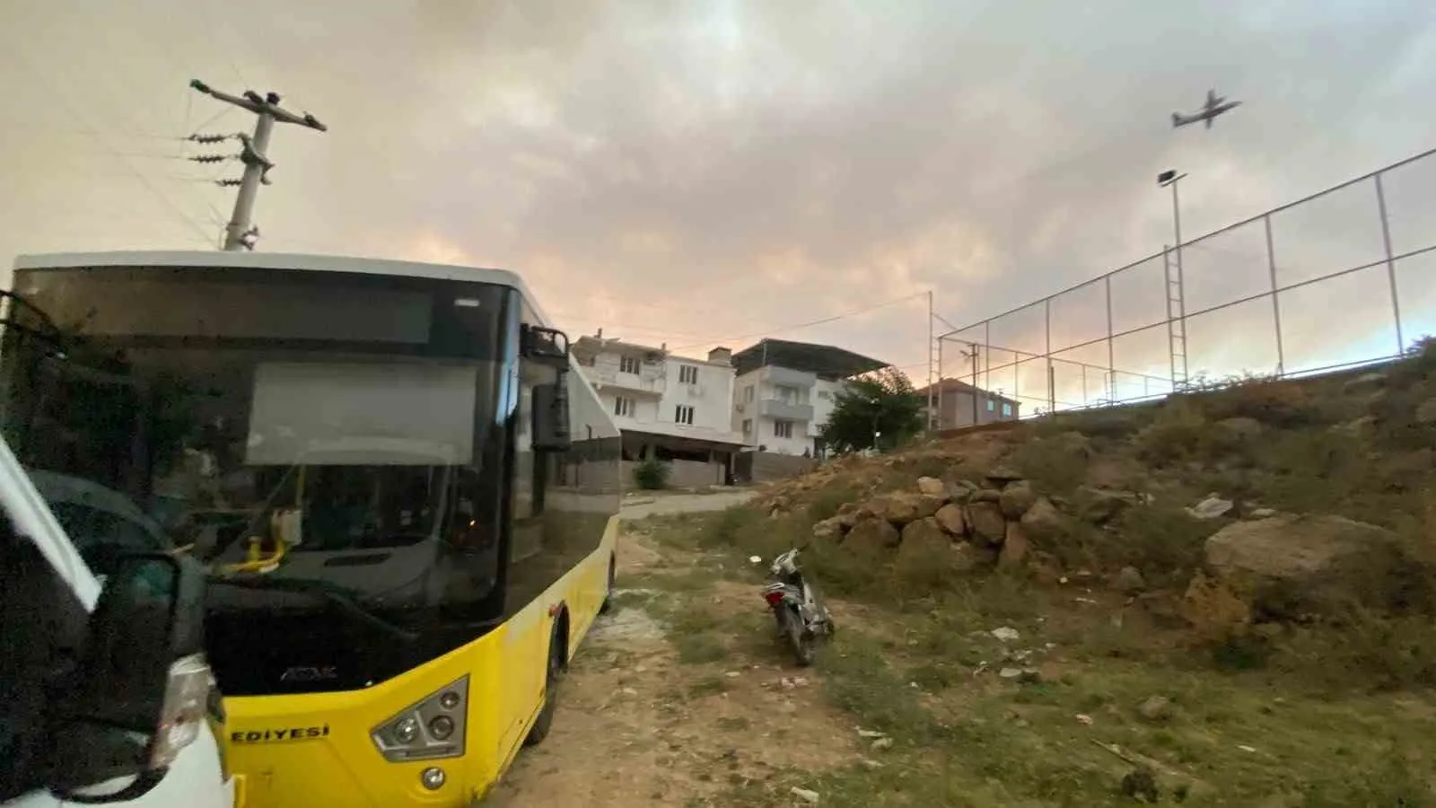 Madran Dağı'nda alevlerle zorlu mücadele: Belediye tahliye için hazır bekliyor