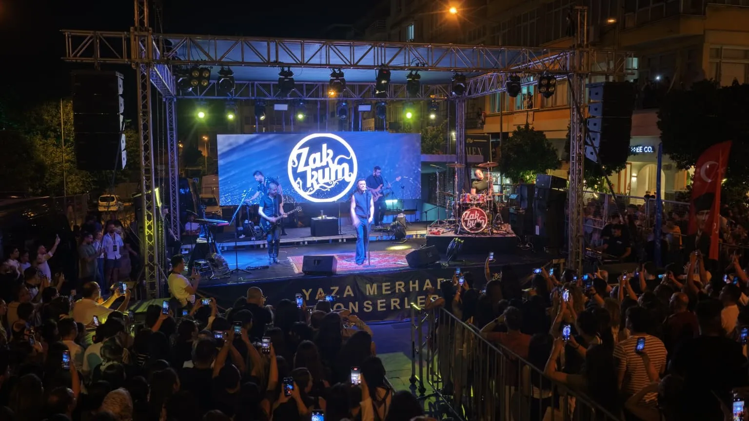 Nazilli’de müzik şöleni: Zakkum hayranlarıyla buluştu