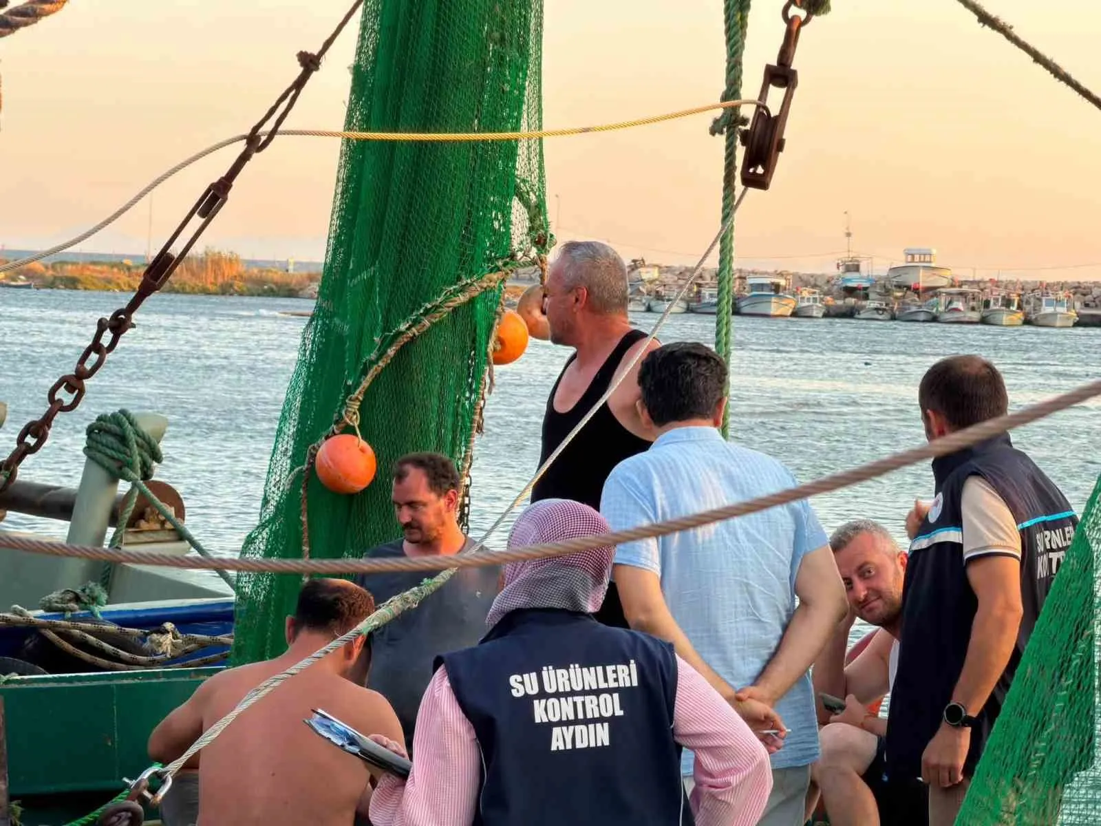 Didim'de denizlerdeki denetim mesaisi: Ekipler trol teknelerini mercek altına aldı