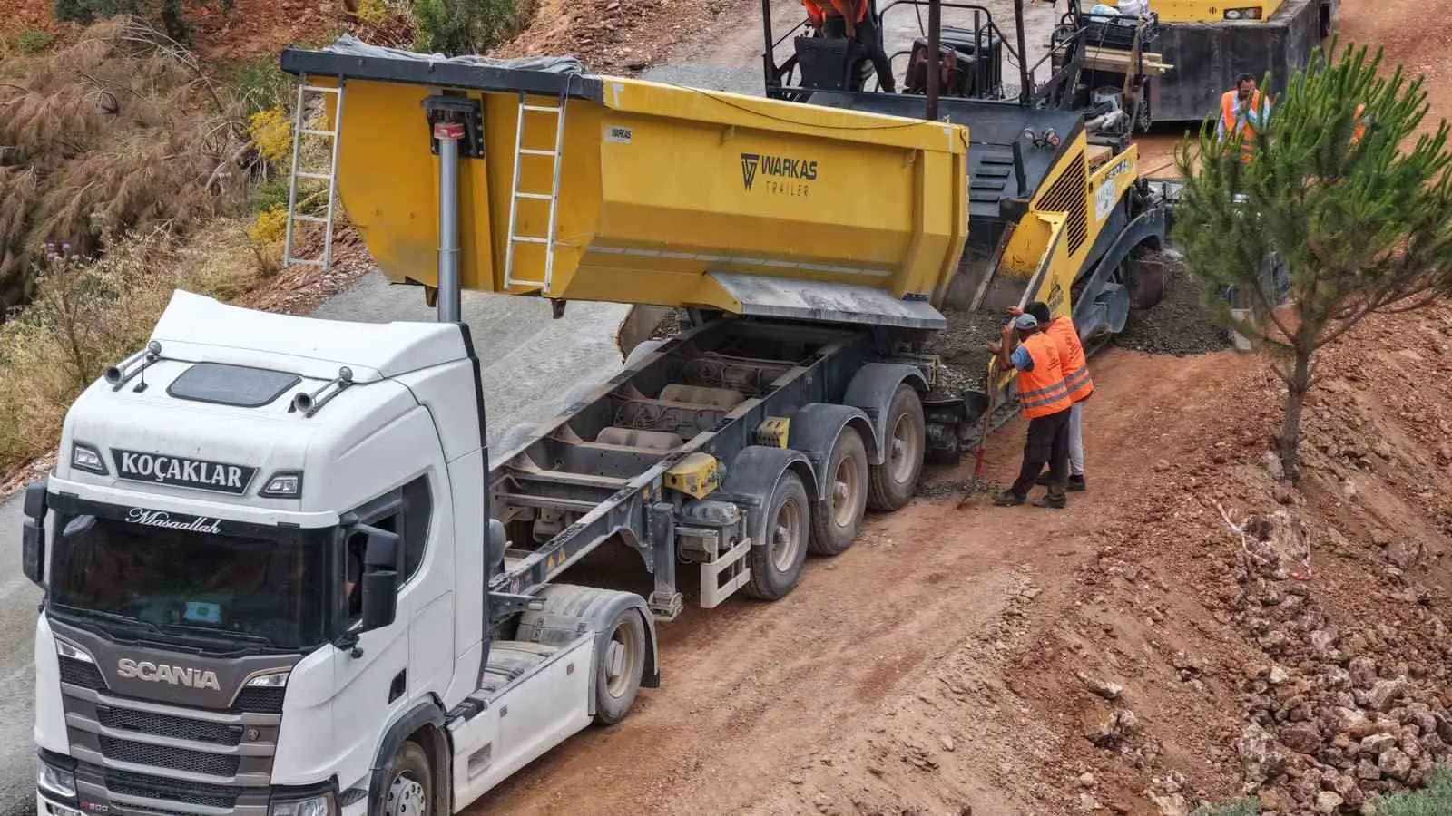 Karacasu'da ulaşım çilesi bitiyor: 9 mahallenin yolu yenileniyor