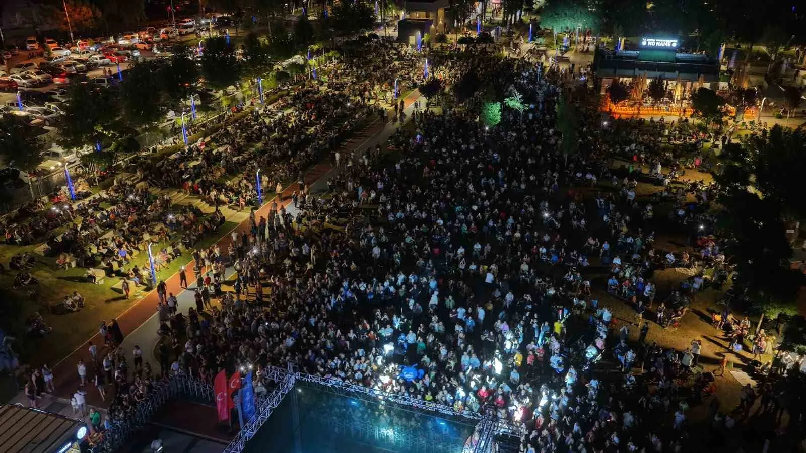 Mimar Sinan Parkı’nda Ayna rüzgarı: Aydınlılar müzikle buluştu