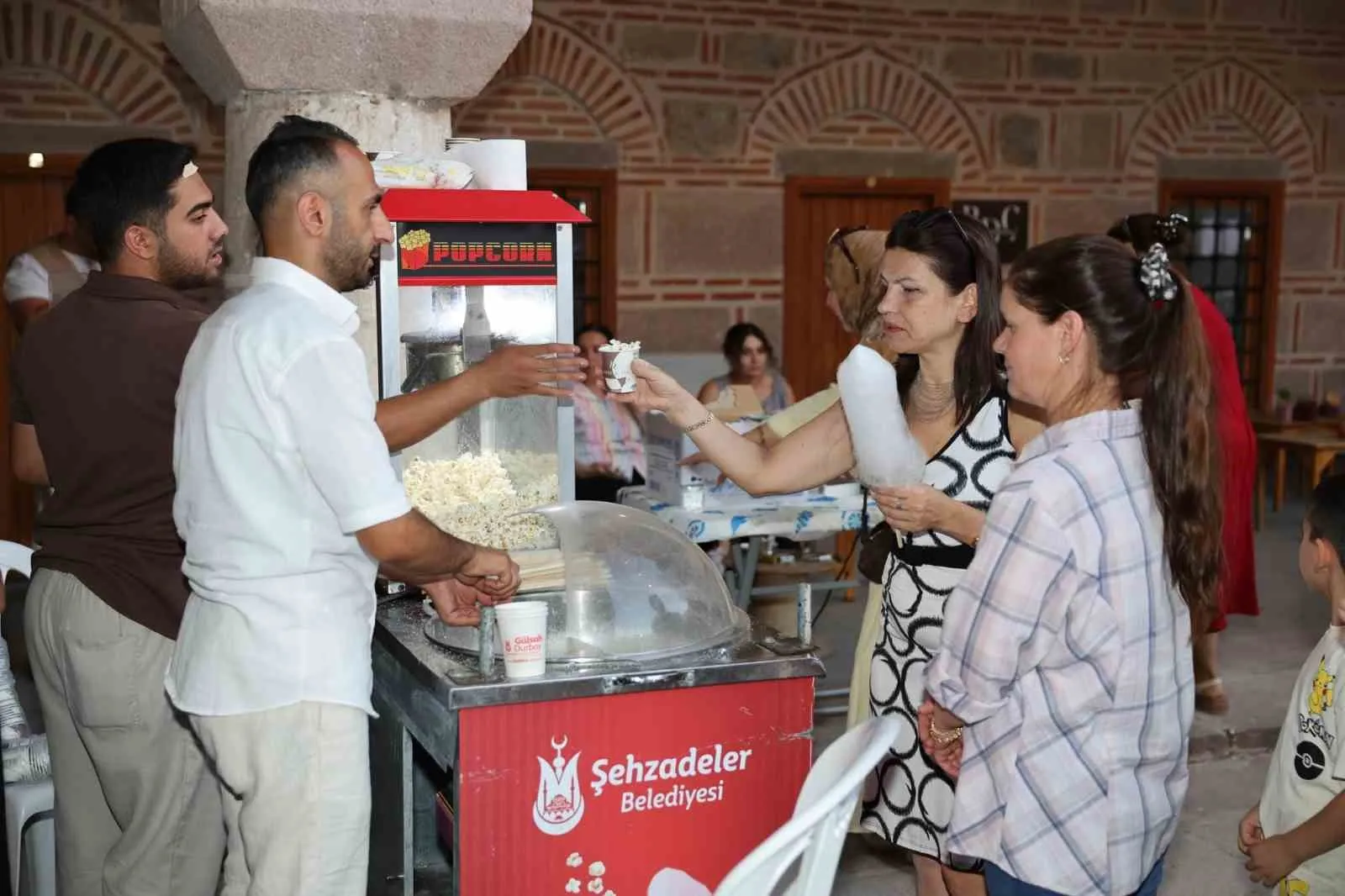 Manisa’da hafta sonu eğlencesi: Tarihi handa kadınlar matinesi rüzgarı esti