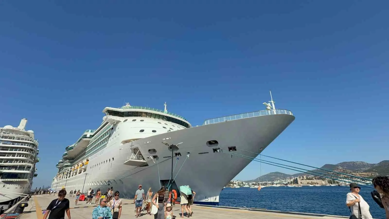 Bodrum limanında kruvaziyer bereketi: Binlerce turist şehri keşfe çıktı